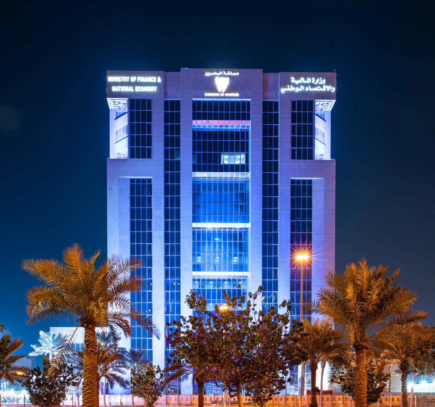 معالم ومباني مملكة البحرين الرئيسية تتشح باللون الأزرق احتفاءً بالعيد الوطني لدولة الكويت