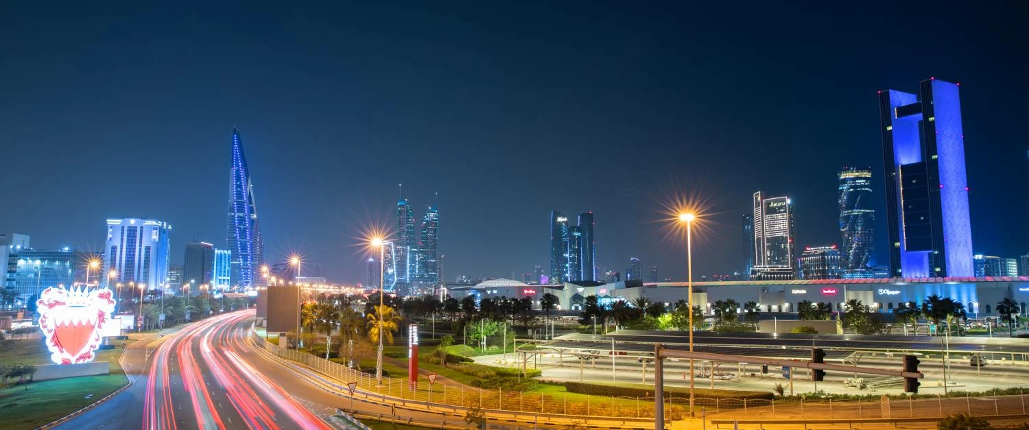 معالم ومباني مملكة البحرين الرئيسية تتشح باللون الأزرق احتفاءً بالعيد الوطني لدولة الكويت