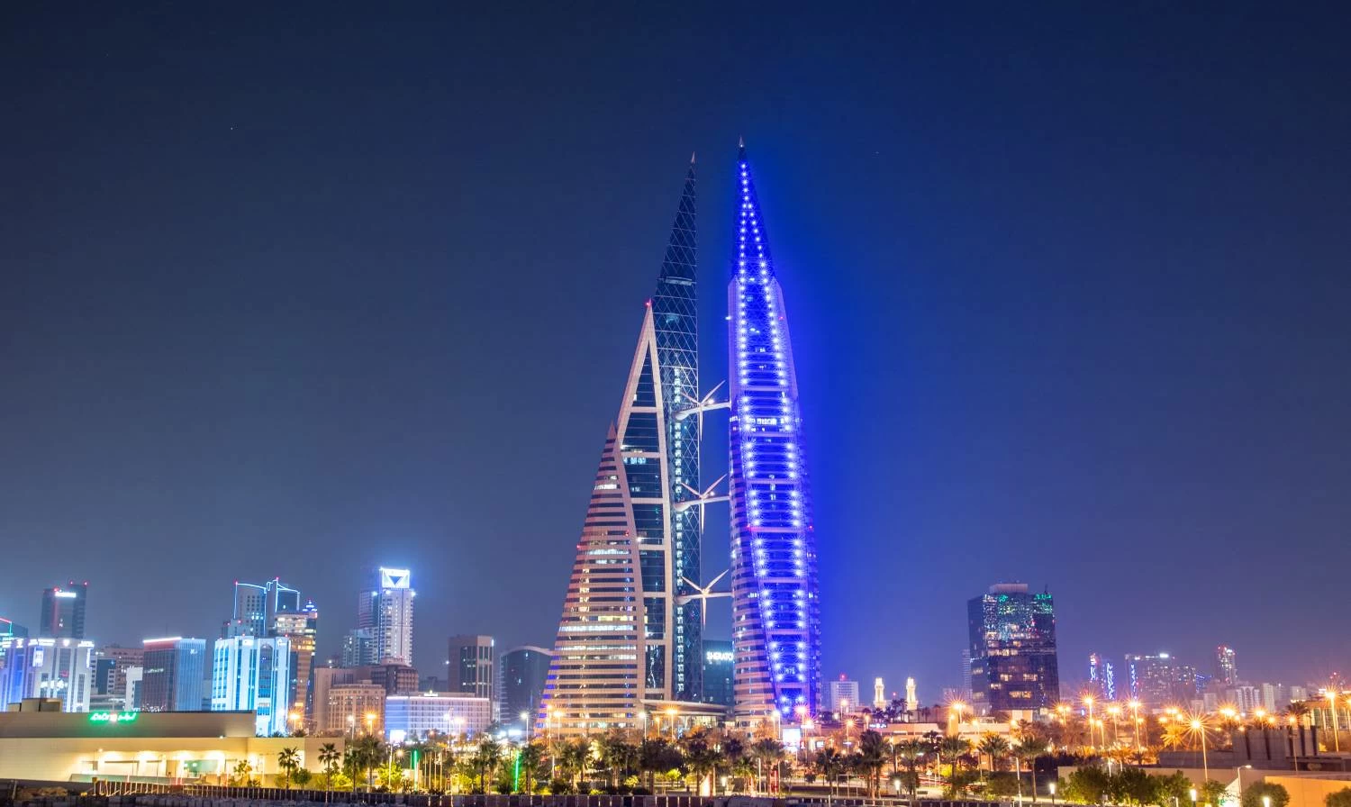 معالم ومباني مملكة البحرين الرئيسية تتشح باللون الأزرق احتفاءً بالعيد الوطني لدولة الكويت