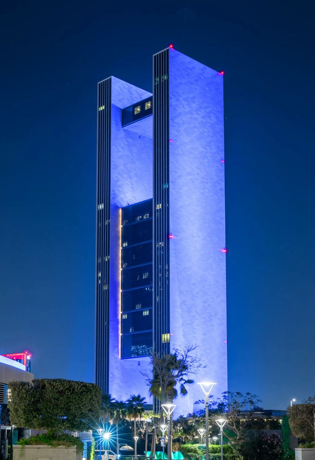 معالم ومباني مملكة البحرين الرئيسية تتشح باللون الأزرق احتفاءً بالعيد الوطني لدولة الكويت