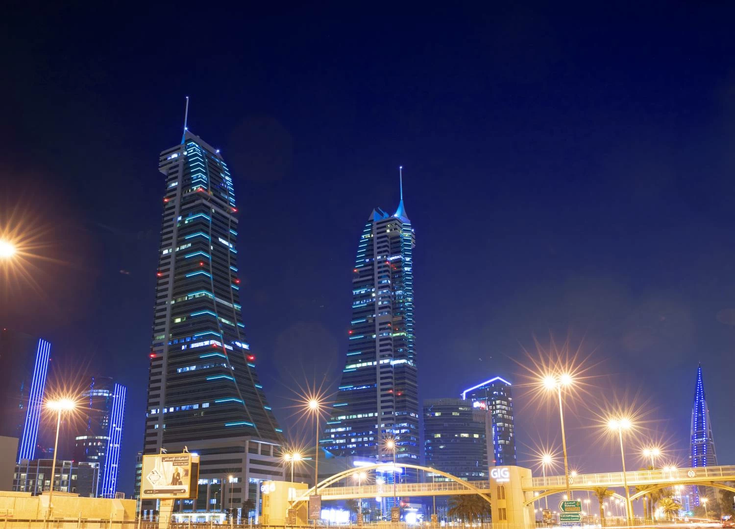 معالم ومباني مملكة البحرين الرئيسية تتشح باللون الأزرق احتفاءً بالعيد الوطني لدولة الكويت