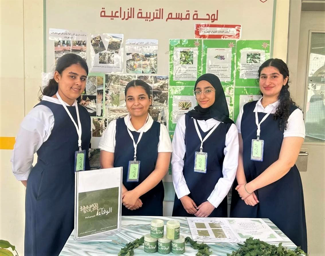 أربع طالبات يصنعن منتجاً للعناية بالبشرة والشعر من أشجار السدر