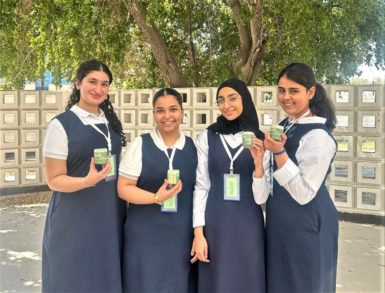 أربع طالبات يصنعن منتجاً للعناية بالبشرة والشعر من أشجار السدر