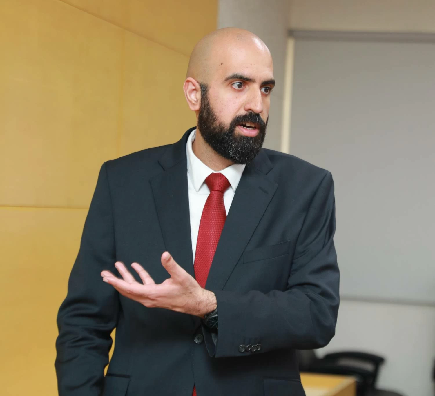 الدكتور يوسف النواخذة يستعرض آفاق الحوسبة الكمية في محاضرة بجامعة الخليج العربي