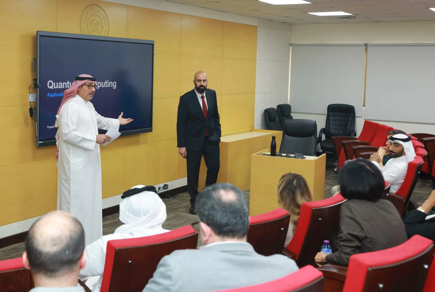 الدكتور يوسف النواخذة يستعرض آفاق الحوسبة الكمية في محاضرة بجامعة الخليج العربي