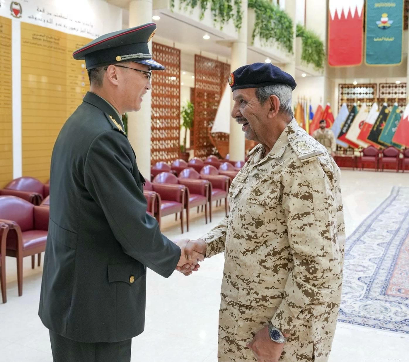 القائد العام لقوة دفاع البحرين يستقبل الملحق العسكري بالسفارة الصينية في البحرين