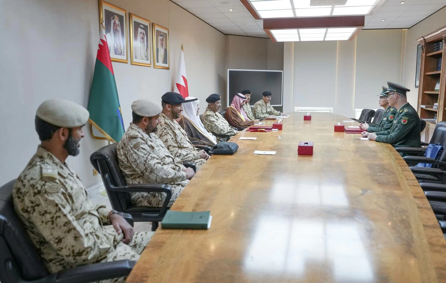 القائد العام لقوة دفاع البحرين يستقبل الملحق العسكري بالسفارة الصينية في البحرين