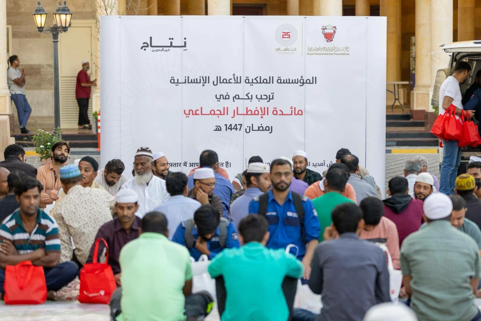 المؤسسة الملكية تقيم مائدة الإفطار الجماعي في جامع سبيكة الأنصاري