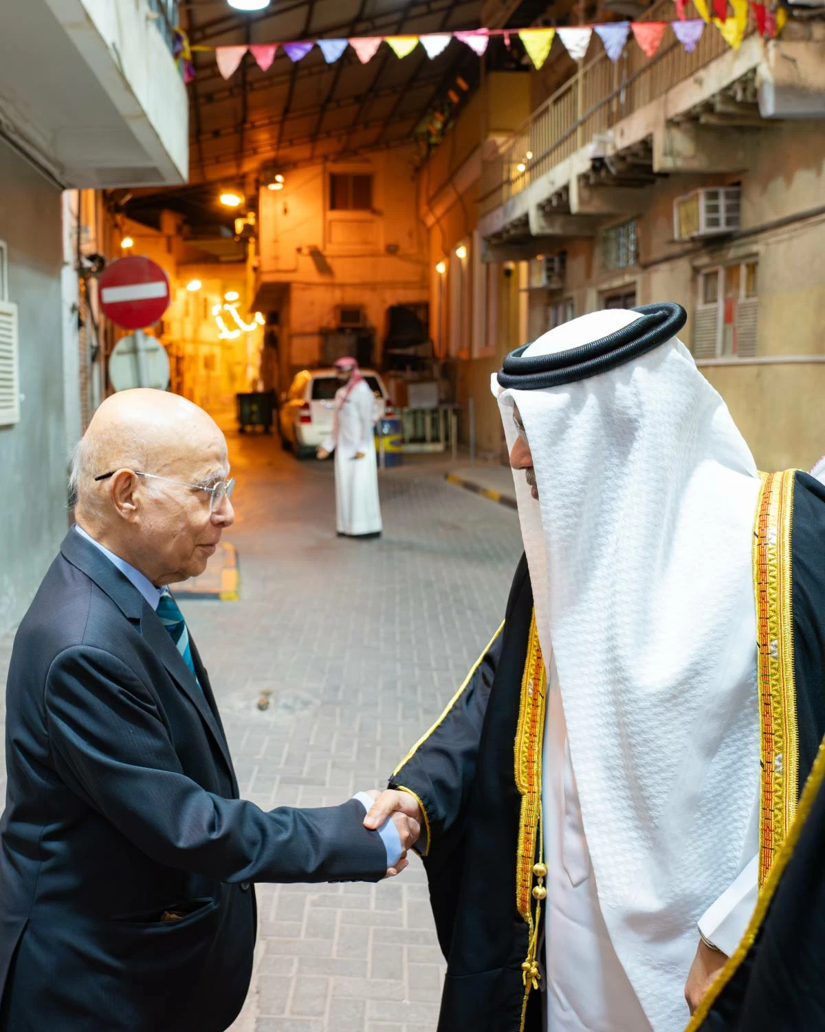 ولي العهد رئيس الوزراء يزور عدداً من المجالس الرمضانية