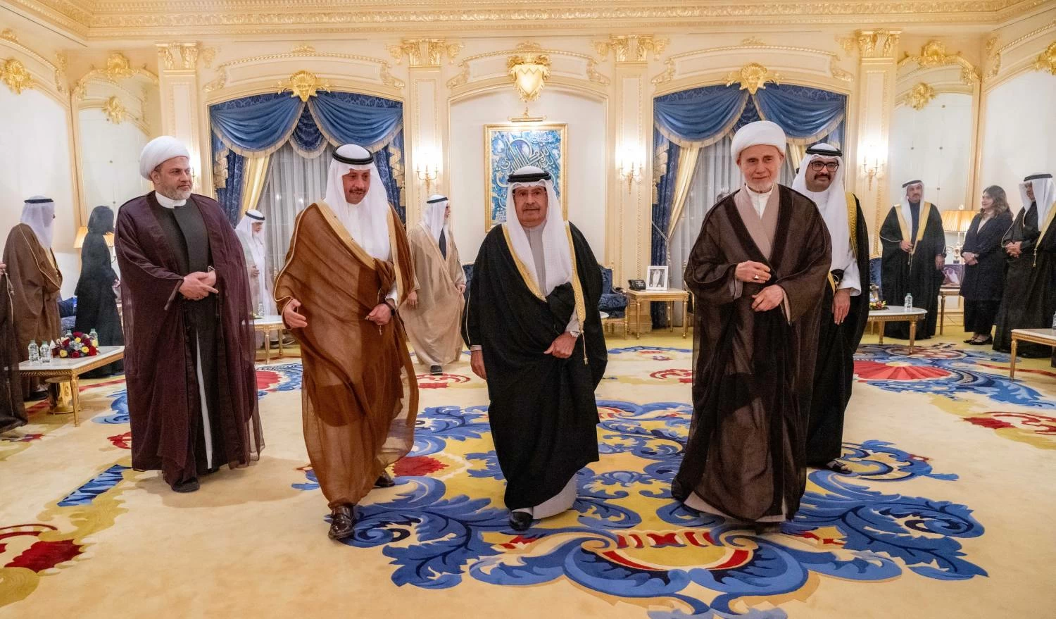 علي بن خليفة يستقبل أفراداً من العائلة المالكة الكريمة ورؤساء بعثات دبلوماسية ومواطنين