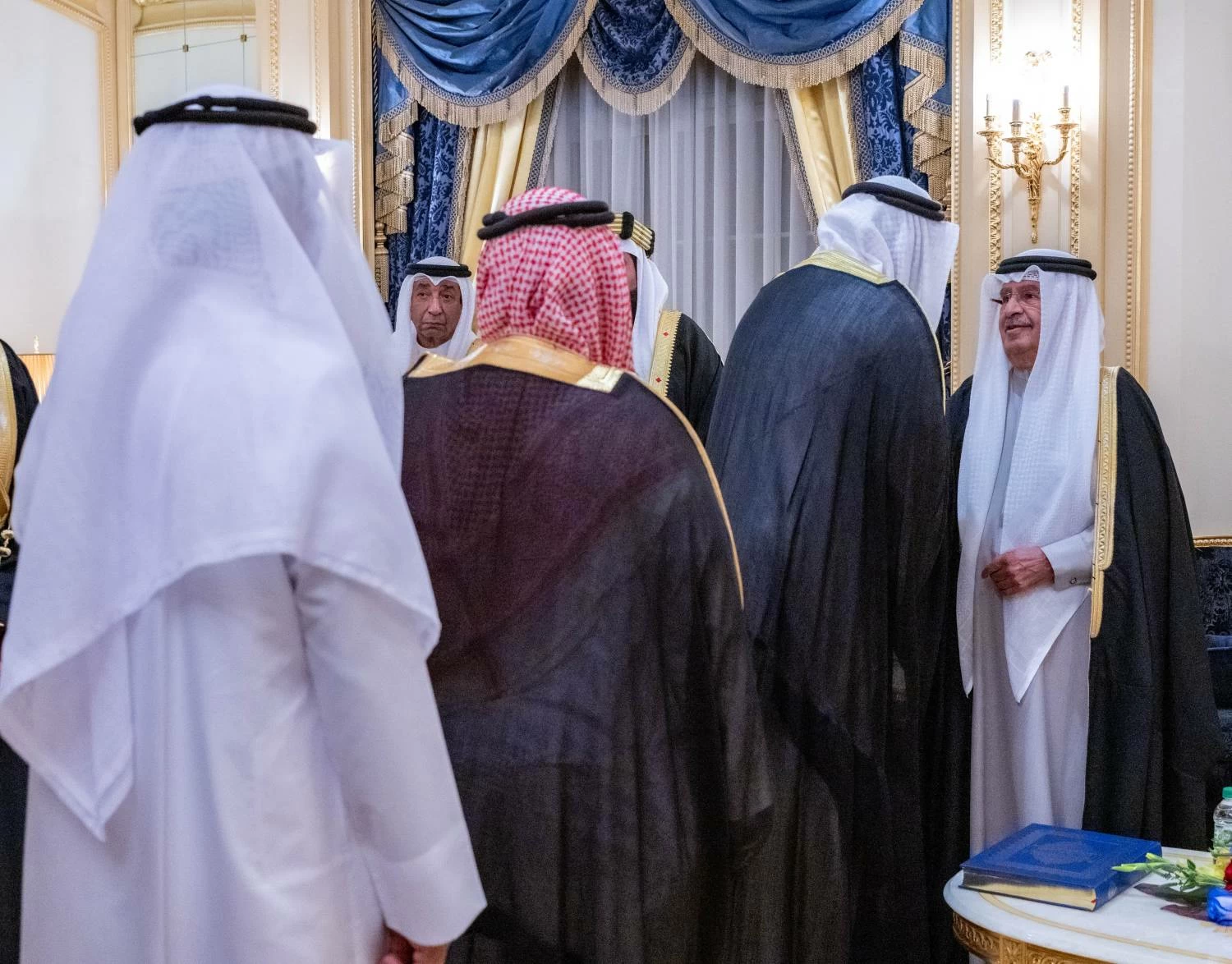 علي بن خليفة يستقبل أفراداً من العائلة المالكة الكريمة ورؤساء بعثات دبلوماسية ومواطنين