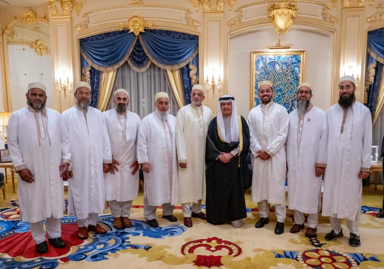 علي بن خليفة يستقبل أفراداً من العائلة المالكة الكريمة ورؤساء بعثات دبلوماسية ومواطنين