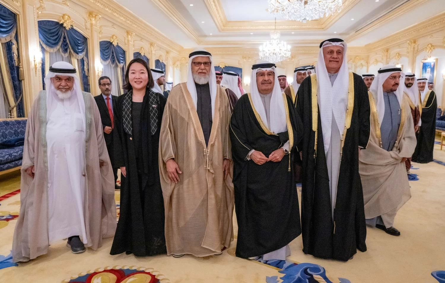 علي بن خليفة يستقبل أفراداً من العائلة المالكة الكريمة ورؤساء بعثات دبلوماسية ومواطنين