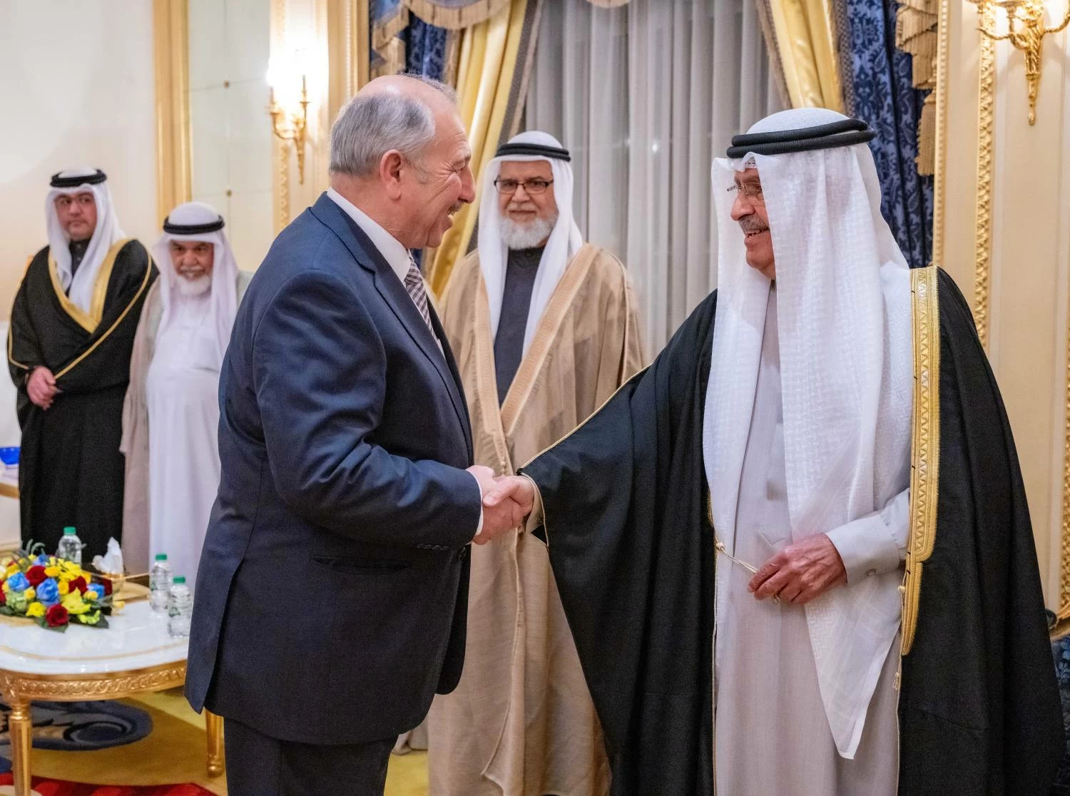 علي بن خليفة يستقبل أفراداً من العائلة المالكة الكريمة ورؤساء بعثات دبلوماسية ومواطنين