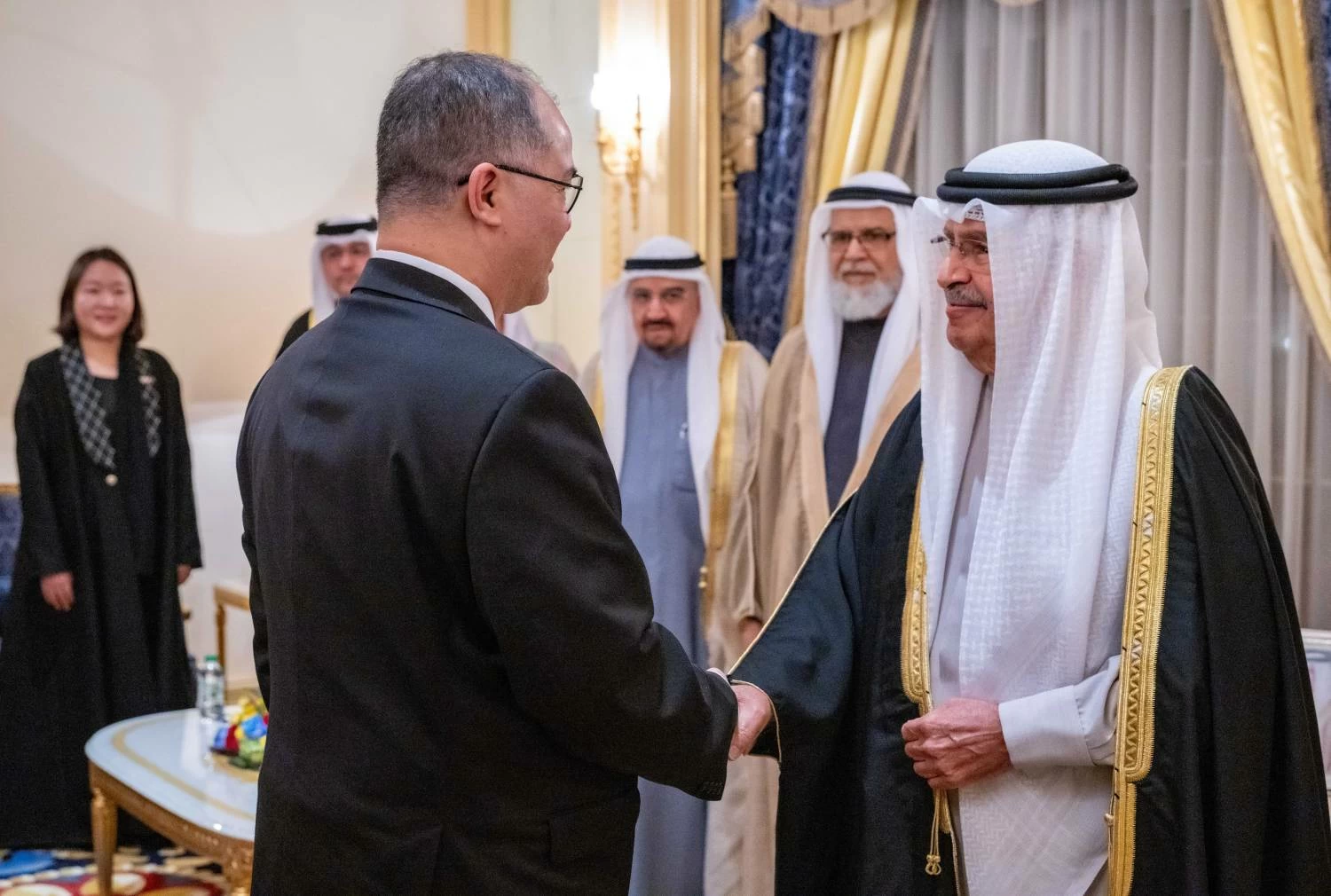 علي بن خليفة يستقبل أفراداً من العائلة المالكة الكريمة ورؤساء بعثات دبلوماسية ومواطنين