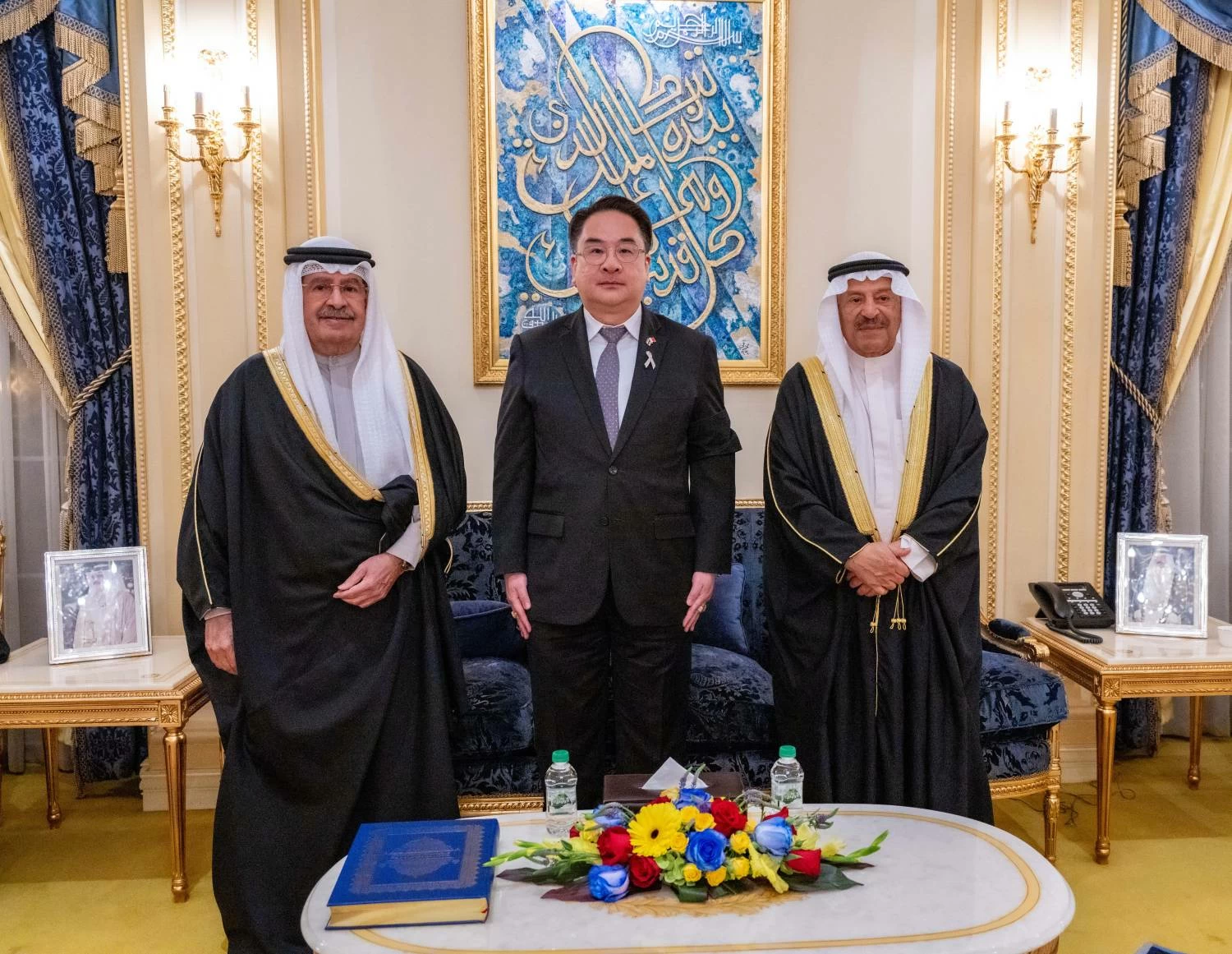 علي بن خليفة يستقبل أفراداً من العائلة المالكة الكريمة ورؤساء بعثات دبلوماسية ومواطنين