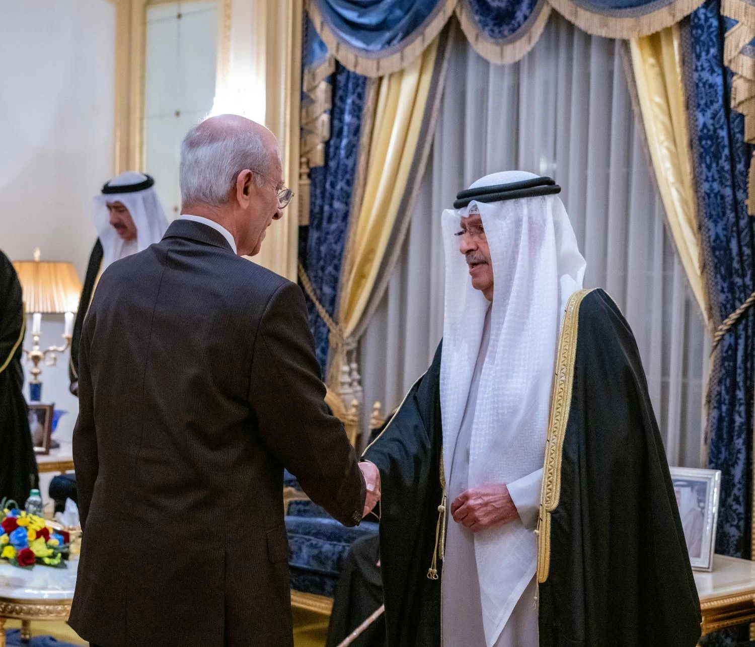 علي بن خليفة يستقبل أفراداً من العائلة المالكة الكريمة ورؤساء بعثات دبلوماسية ومواطنين