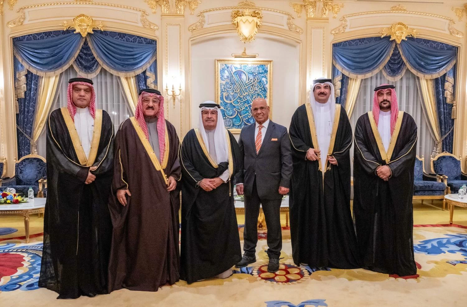 علي بن خليفة يستقبل أفراداً من العائلة المالكة الكريمة ورؤساء بعثات دبلوماسية ومواطنين