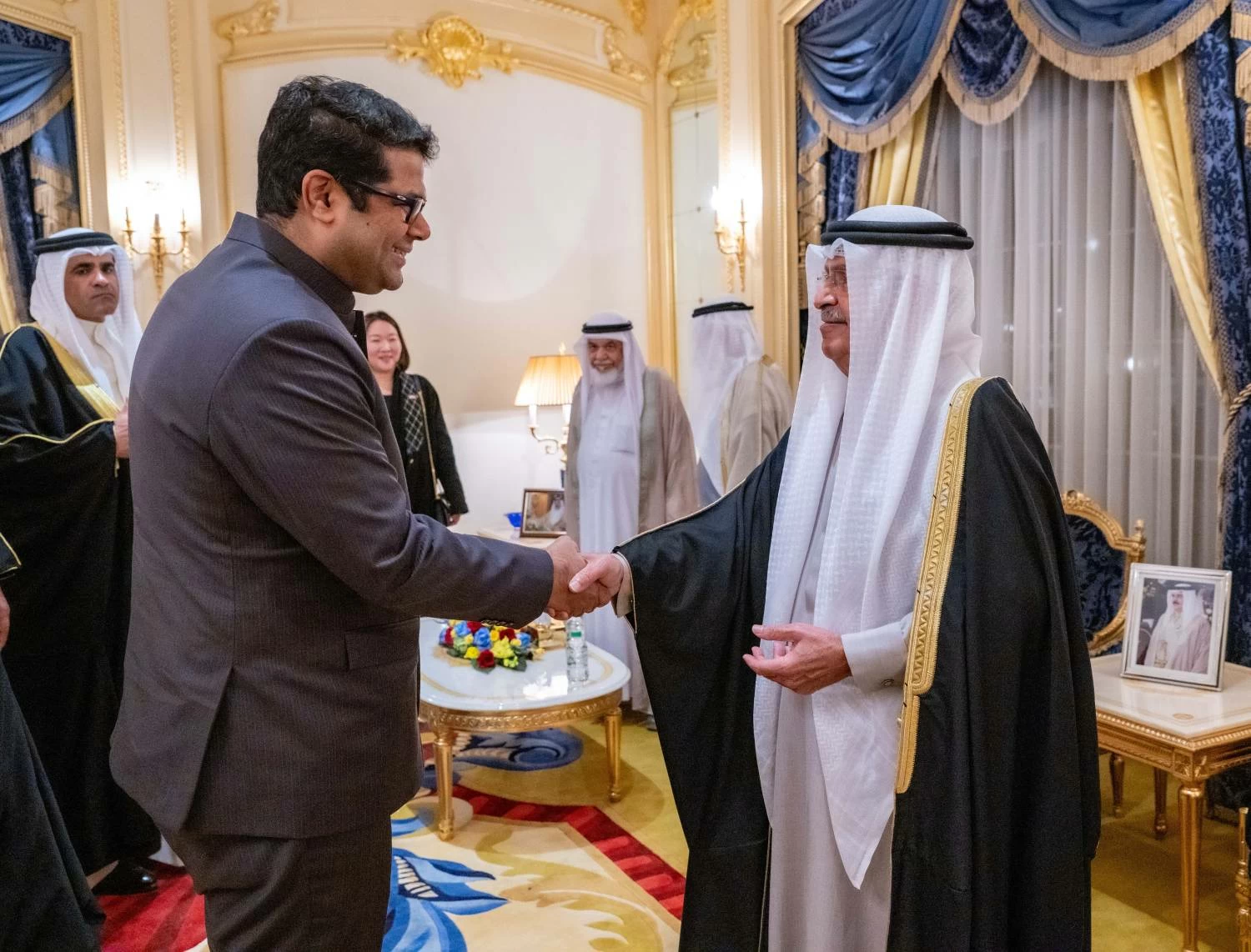 علي بن خليفة يستقبل أفراداً من العائلة المالكة الكريمة ورؤساء بعثات دبلوماسية ومواطنين