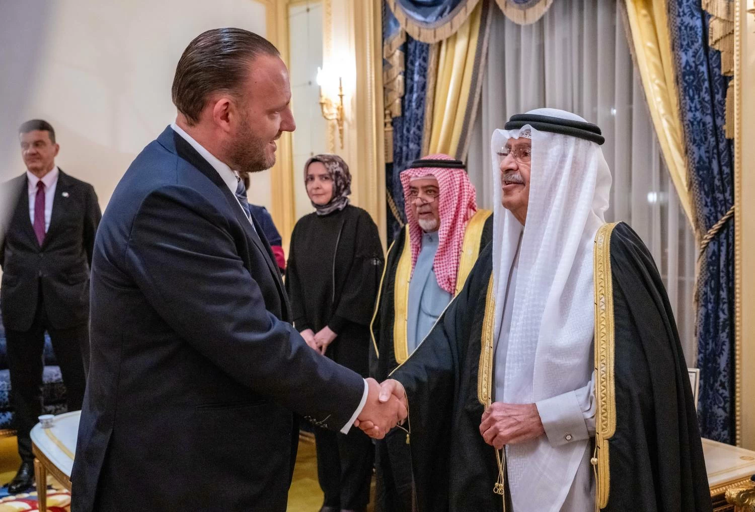 علي بن خليفة يستقبل أفراداً من العائلة المالكة الكريمة ورؤساء بعثات دبلوماسية ومواطنين