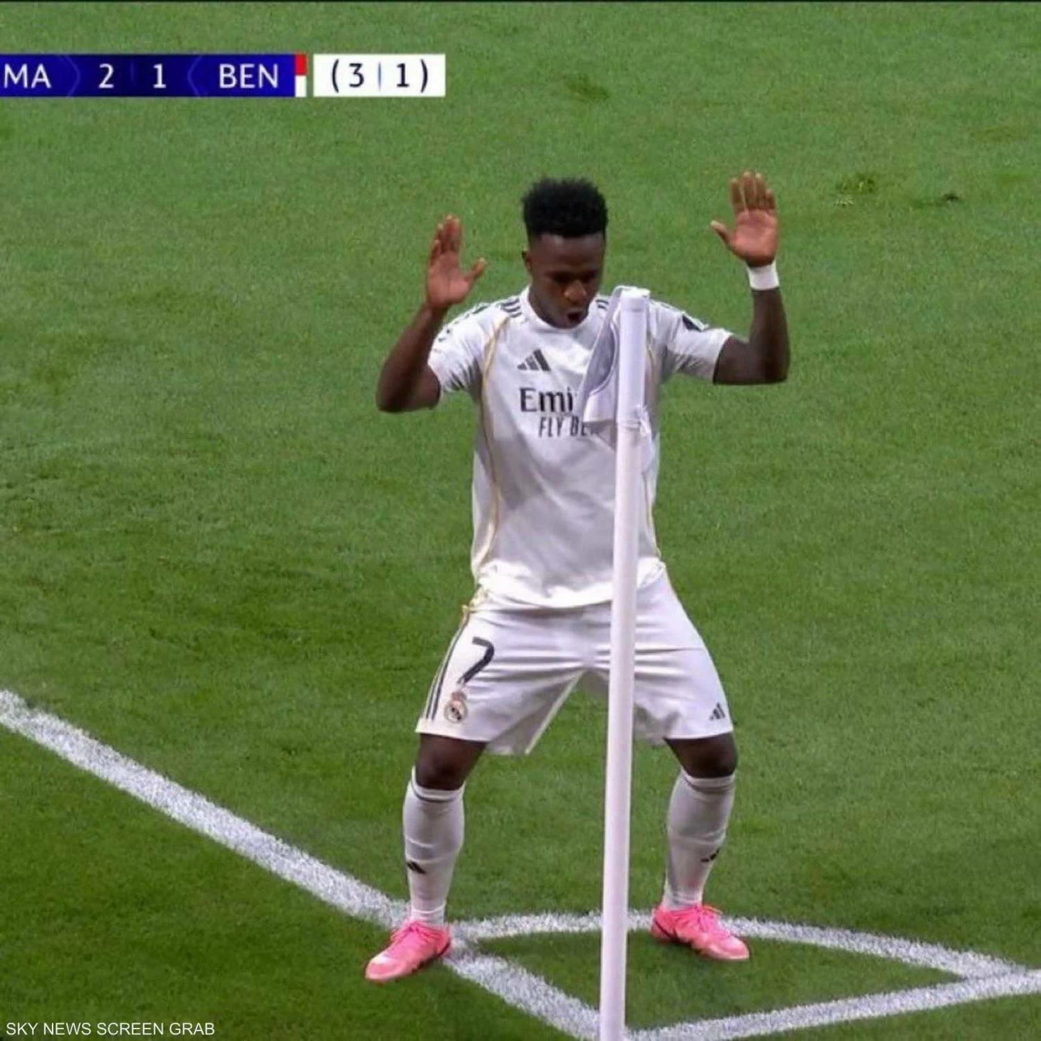 بالفيديو.. فينيسيوس يسجل ويعيد &laquo;الرقصة المستفزة&raquo; أمام بنفيكا