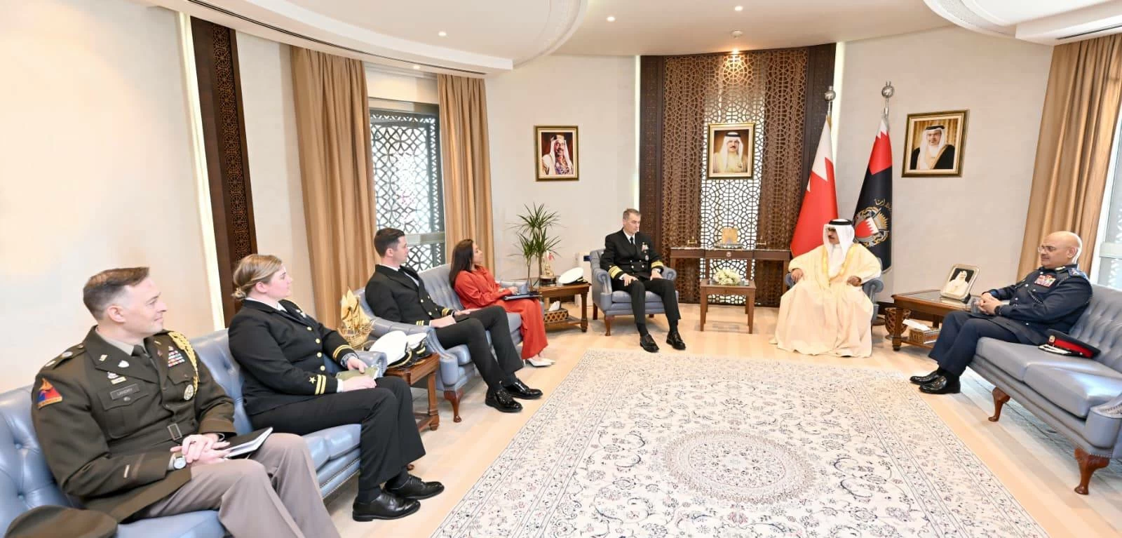 وزير الداخلية يستقبل قائد الأسطول الخامس ويشيد بالشراكة الاستراتيجية