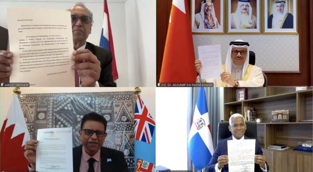 وزير الخارجية يتسلم نسخًا من أوراق اعتماد عدد من السفراء المعينين لدى مملكة البحرين