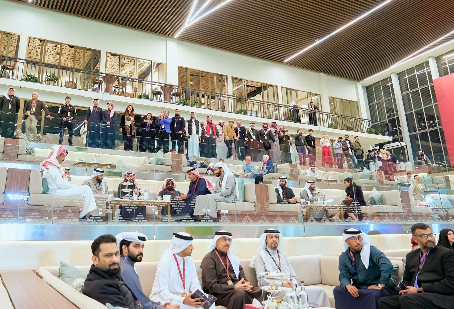 عيسى بن سلمان يشهد السباق الـ21 للخيل ضمن موسم السباقات 2025/2026