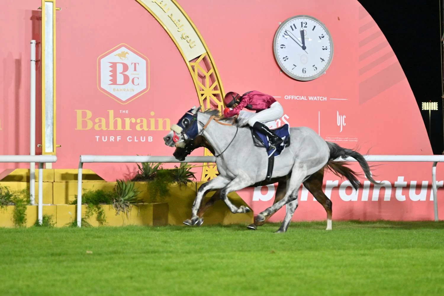 عيسى بن سلمان يشهد السباق الـ21 للخيل ضمن موسم السباقات 2025/2026