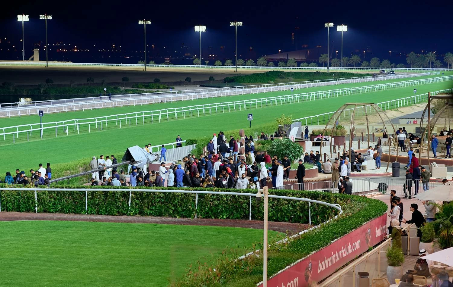 عيسى بن سلمان يشهد السباق الـ21 للخيل ضمن موسم السباقات 2025/2026