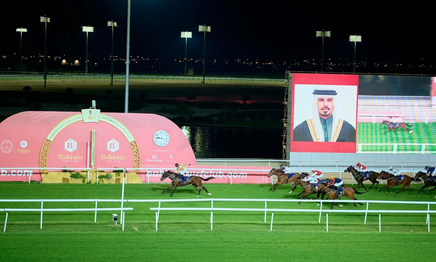 عيسى بن سلمان يشهد السباق الـ21 للخيل ضمن موسم السباقات 2025/2026