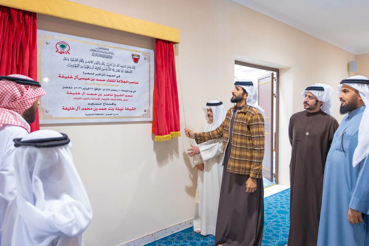 ناصر بن حمد يفتتح مسجد الشيخة نيلة بنت حمد في المحافظة الجنوبية