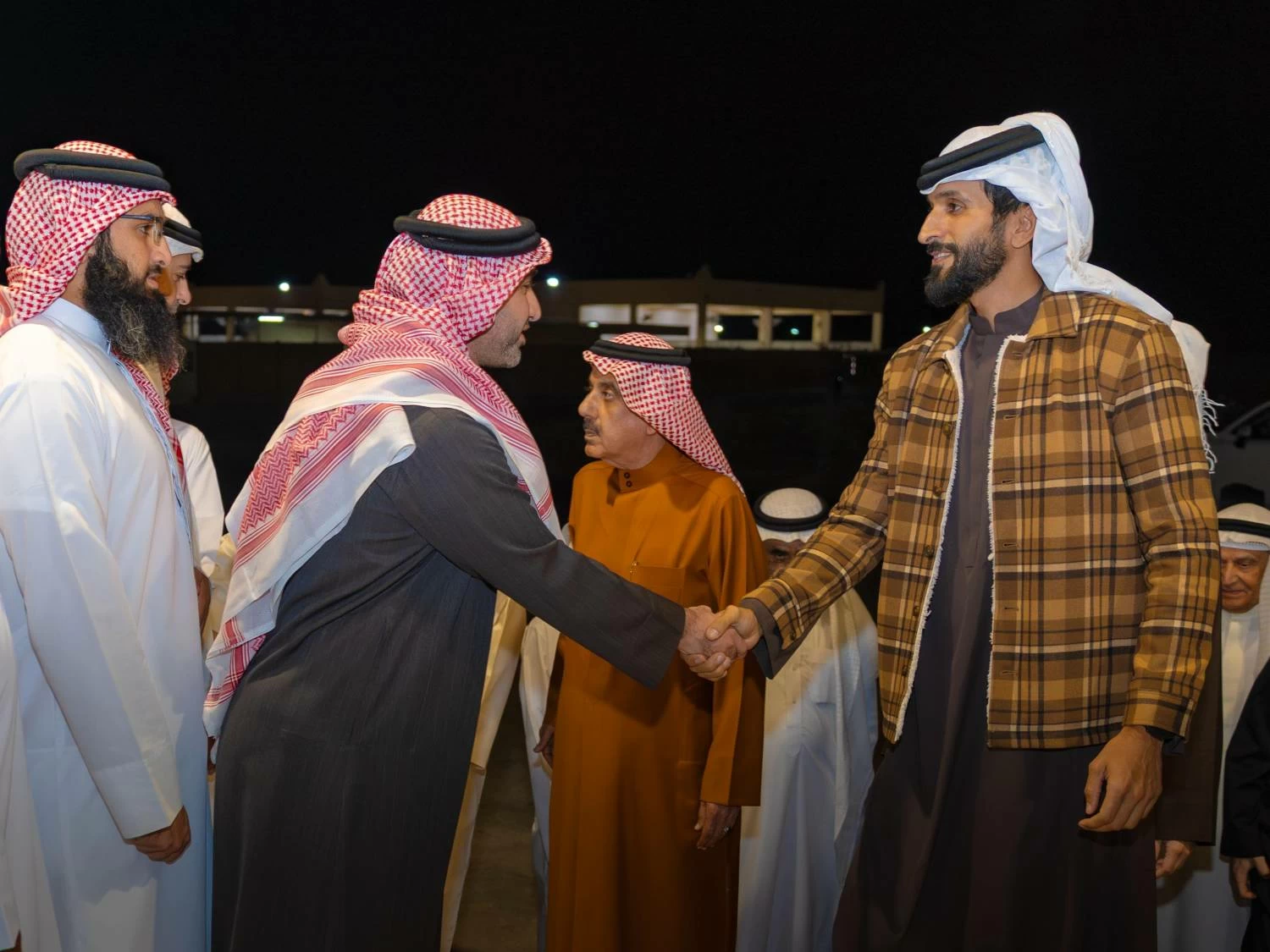 ناصر بن حمد يفتتح مسجد الشيخة نيلة بنت حمد في المحافظة الجنوبية