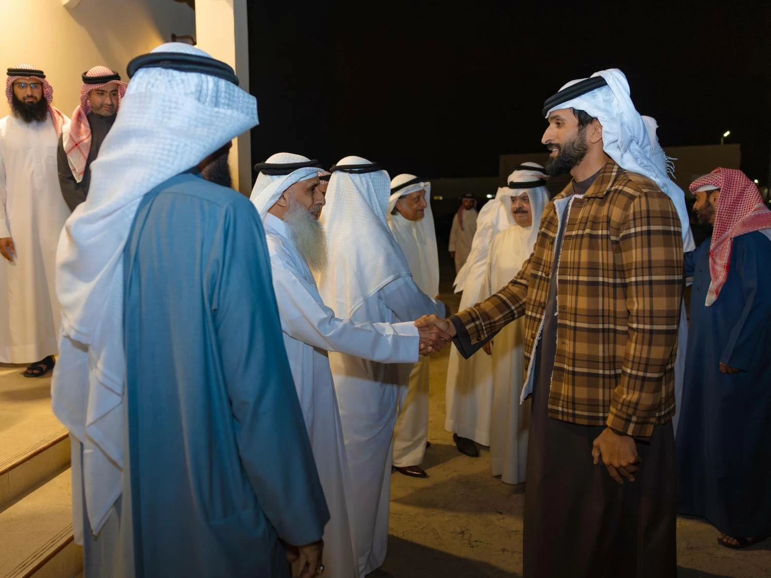 ناصر بن حمد يفتتح مسجد الشيخة نيلة بنت حمد في المحافظة الجنوبية