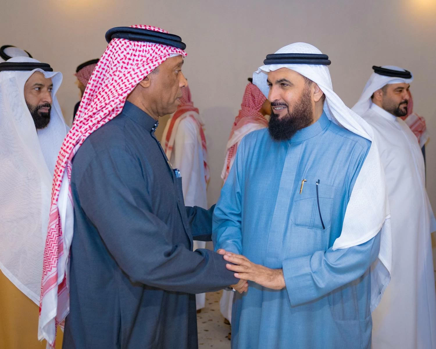 ناصر بن حمد يفتتح مسجد الشيخة نيلة بنت حمد في المحافظة الجنوبية