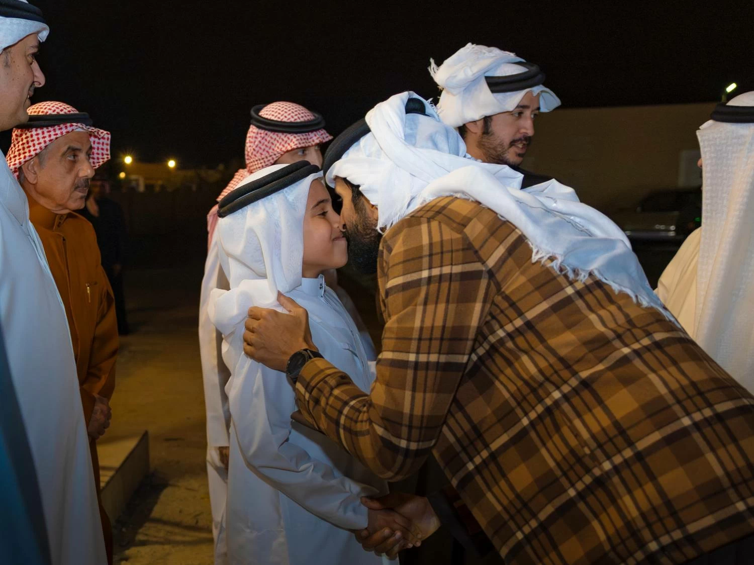 ناصر بن حمد يفتتح مسجد الشيخة نيلة بنت حمد في المحافظة الجنوبية