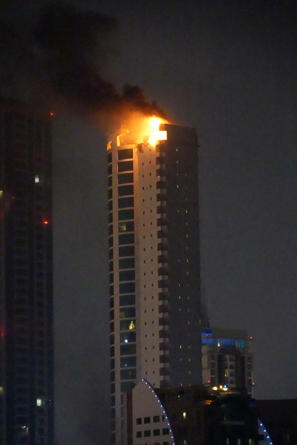 اعتداء غاشم على أحد الأبراج السكنية في ضاحية السيف