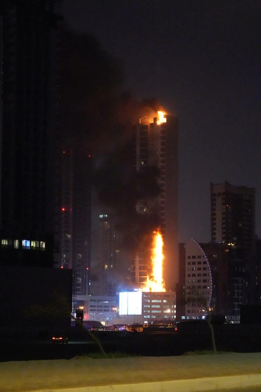 اعتداء غاشم على أحد الأبراج السكنية في ضاحية السيف