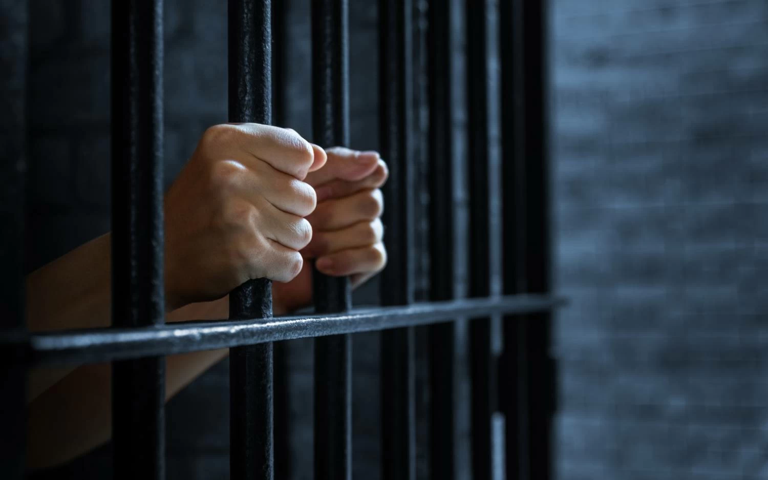 القبض على شخصين لقيامهما بتصوير بث مباشر ومقاطع ونشرها عن الأحداث بما يشكل مخالفة قانونية