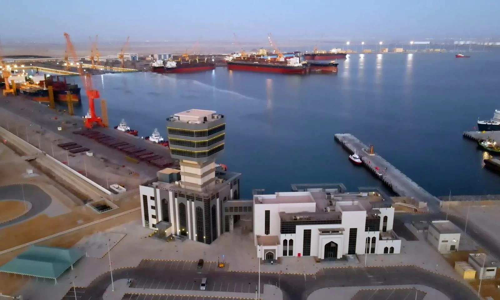 وكالة أنباء عمان: استهداف ميناء الدقم التجاري بمسيّرتين