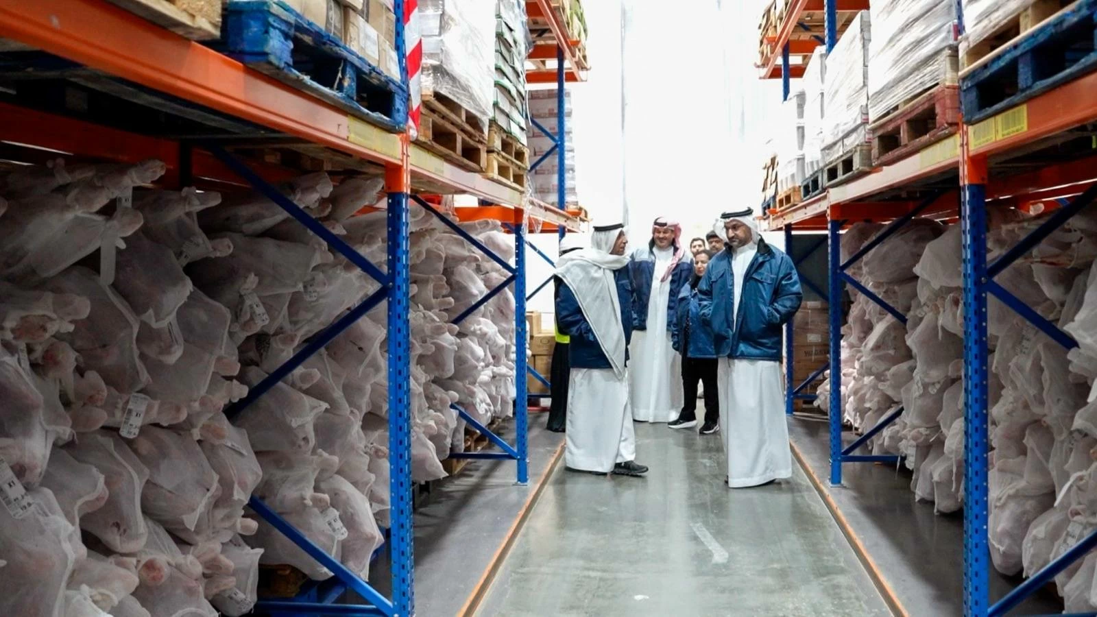 وزير الصناعة يقوم بزيارات تفقدية ويلتقي التجار لمتابعة توافر السلع واستقرار الأسعار