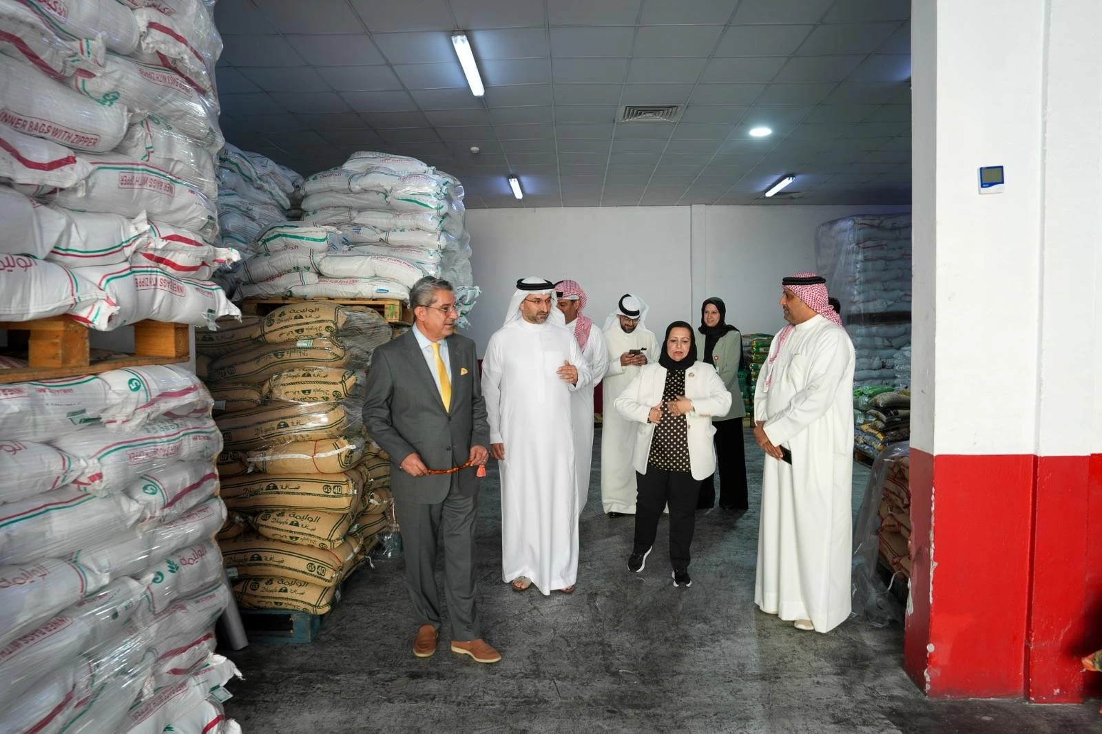 وزير الصناعة يقوم بزيارات تفقدية ويلتقي التجار لمتابعة توافر السلع واستقرار الأسعار في ظل المستجدات الراهنة