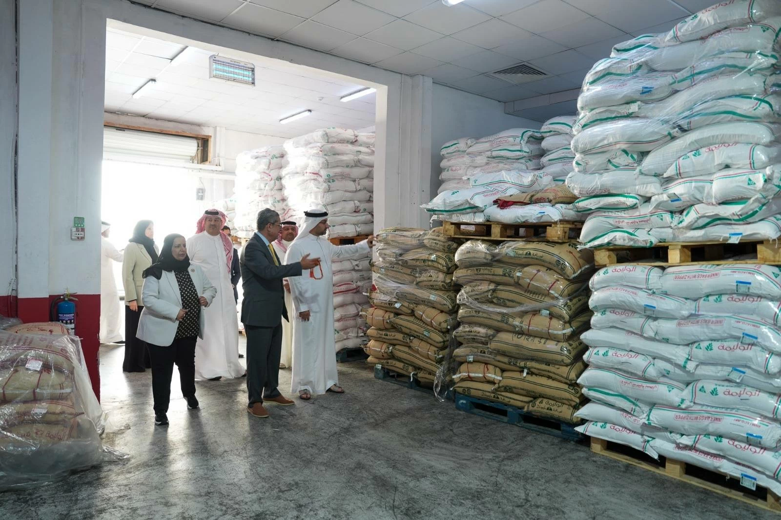 وزير الصناعة يقوم بزيارات تفقدية ويلتقي التجار لمتابعة توافر السلع واستقرار الأسعار في ظل المستجدات الراهنة