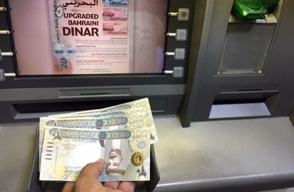 مؤسسات مالية ترفع الحد الأدنى للمعاملات والإعفاء من الرسوم