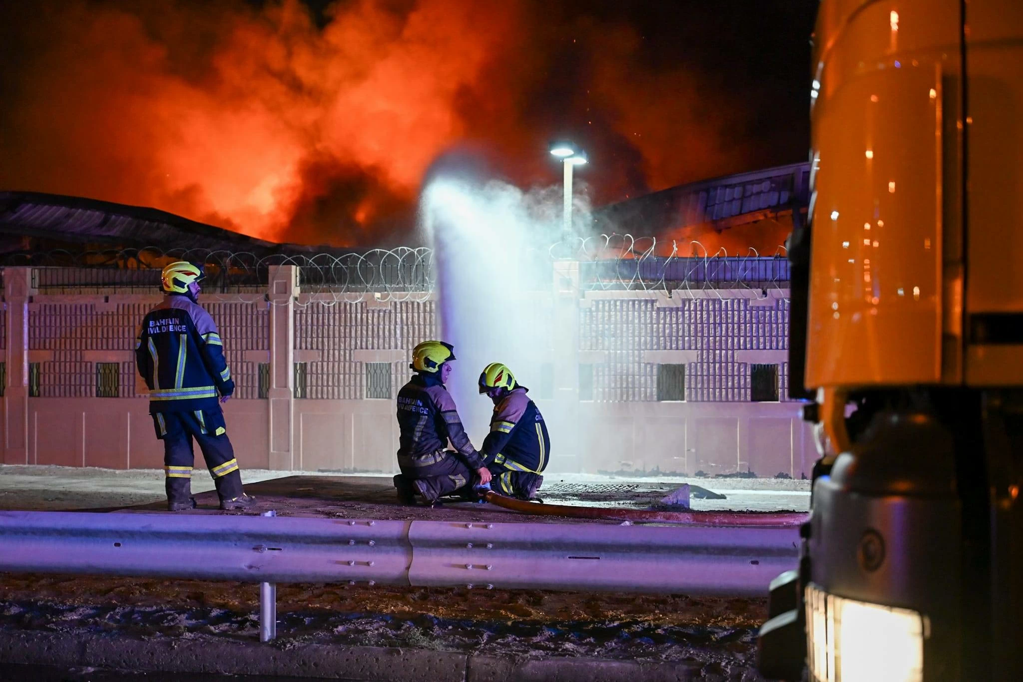 أبطال &laquo;الدفاع المدني&raquo; يُخمدون حريقاً بمنشأة بحرية قرب ميناء سلمان