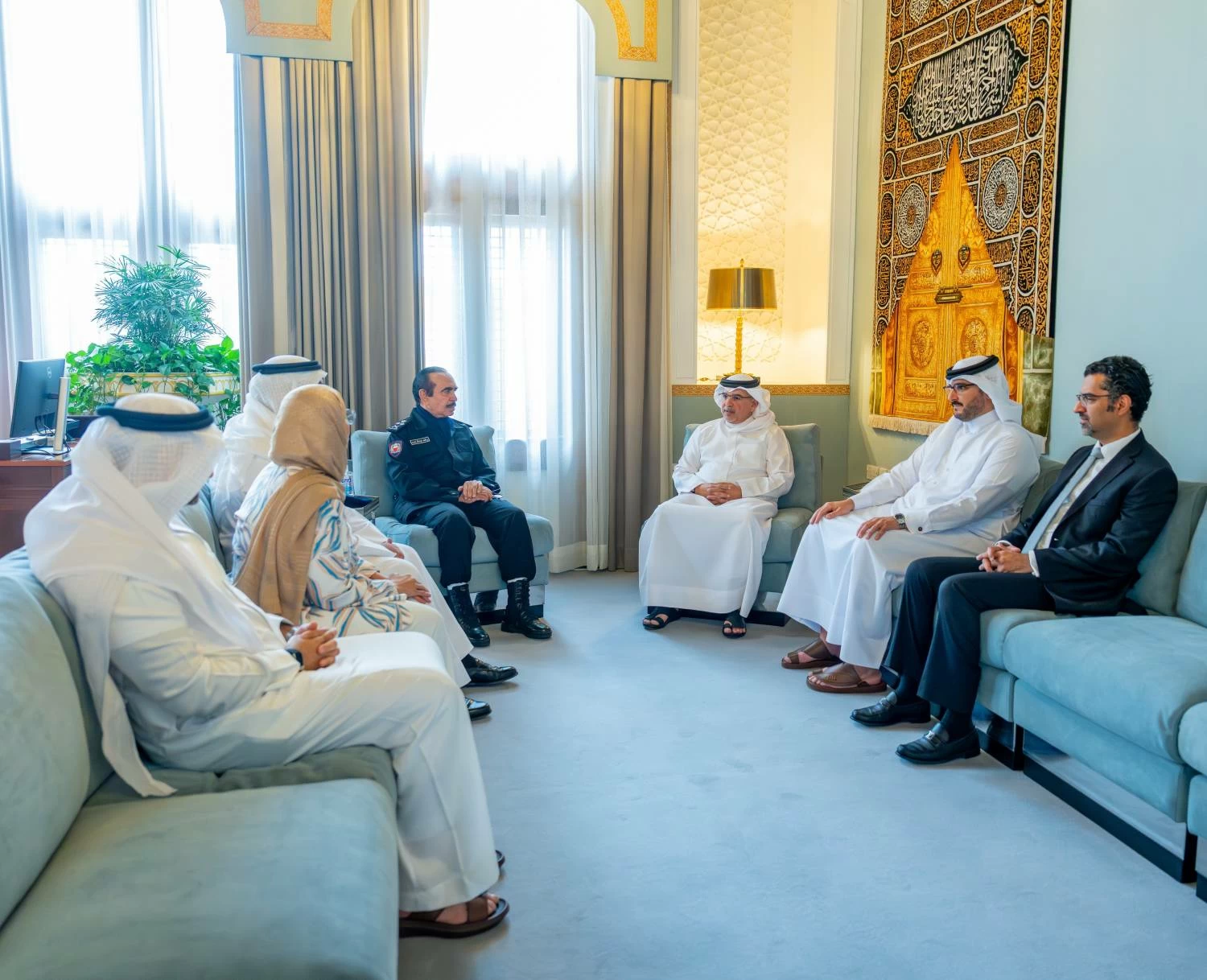 ولي العهد رئيس الوزراء يطلع على  الأوضاع الأمنية والصحية والتجارية والخدمات البلدية