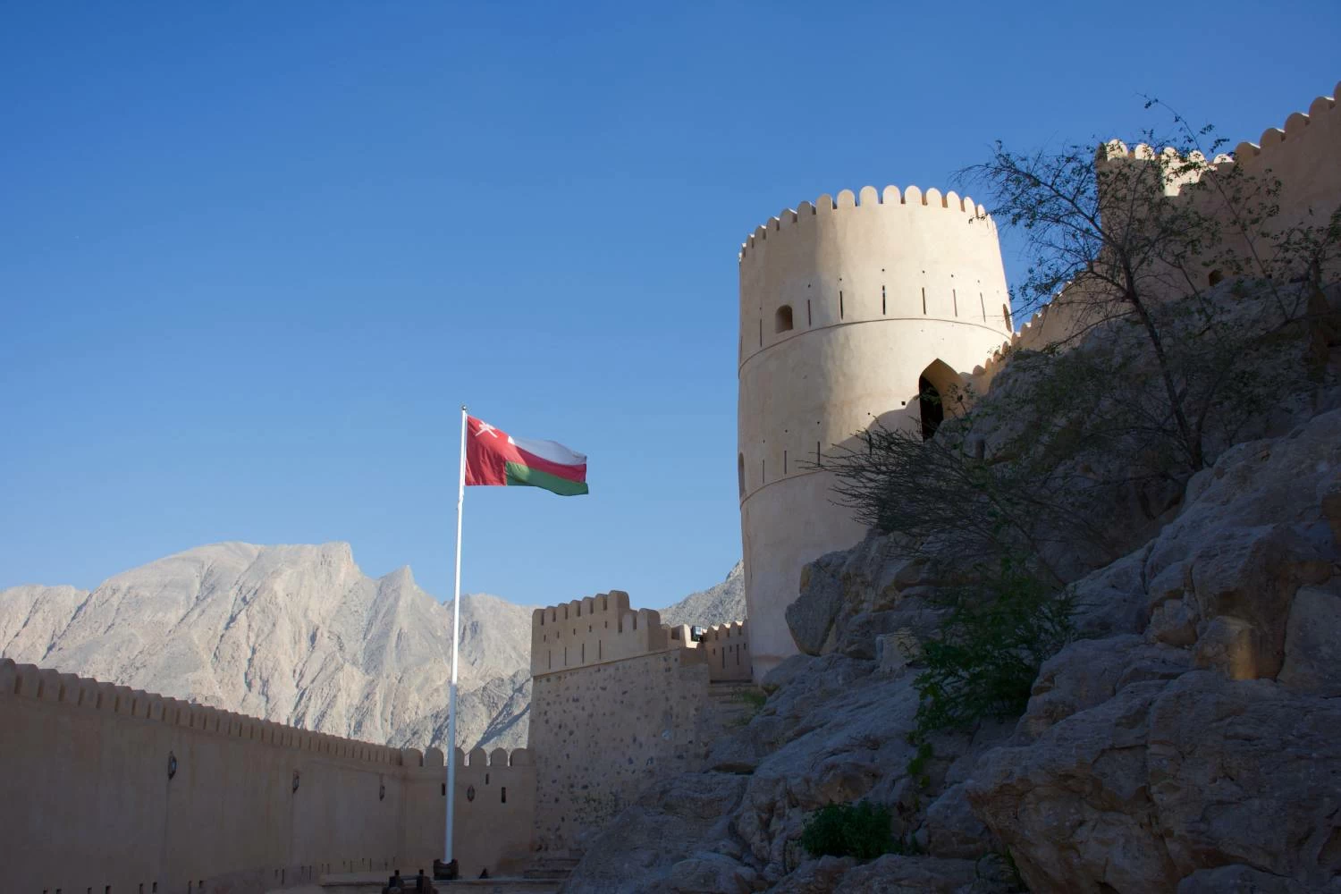 إسقاط 3 مسيرات 2 منها بأجواء ظفار والثالثة قرب محيط ميناء صلالة