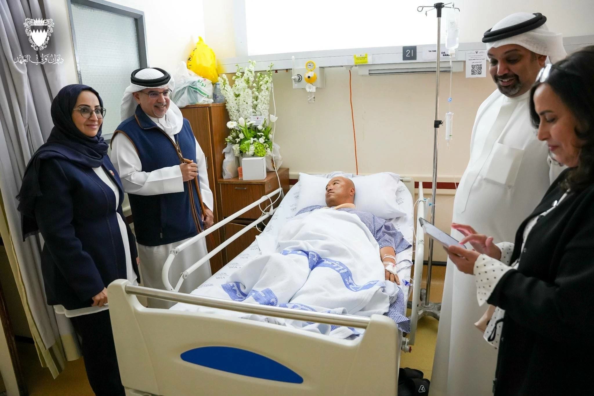 ولي العهد رئيس مجلس الوزراء يطمئن على المصابين في مجمع السلمانية الطبي