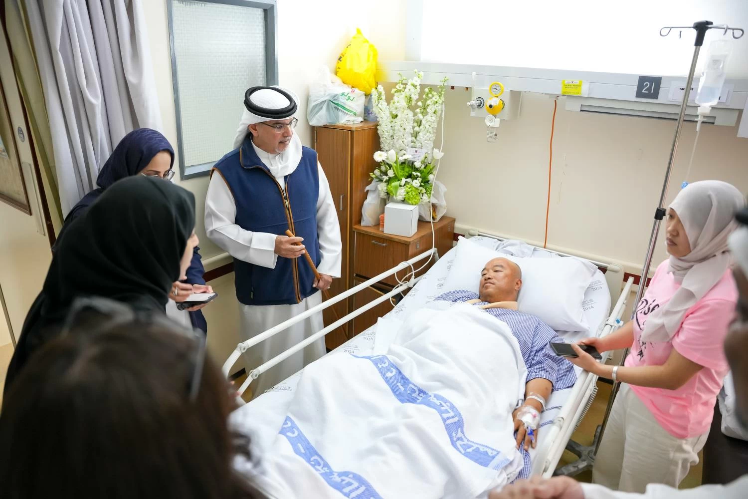 ولي العهد رئيس مجلس الوزراء يطمئن على المصابين في مجمع السلمانية الطبي