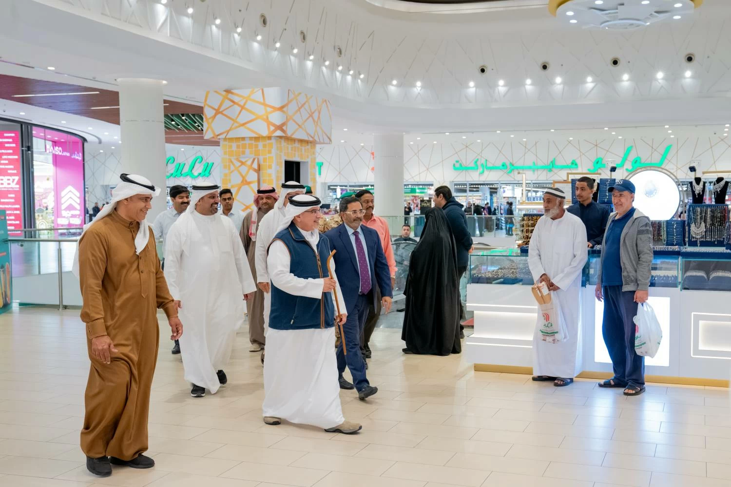 ولي العهد رئيس الوزراء يقوم بزياراتٍ ميدانية للأسواق التجارية للاطمئنان على توفر السلع